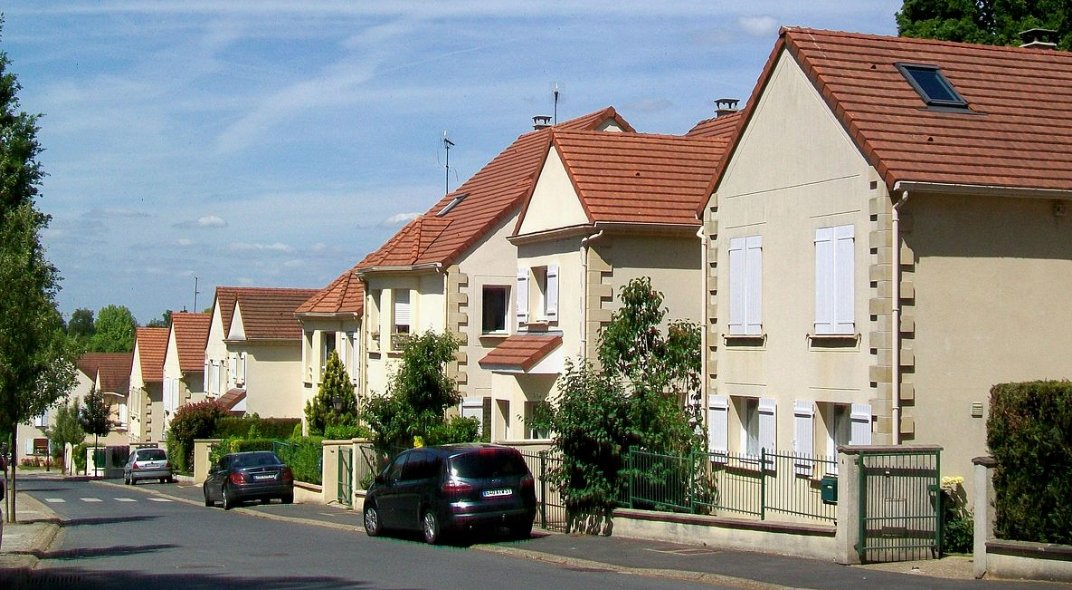 Quartier pavillonnaire avec plusieurs maisons individuelles