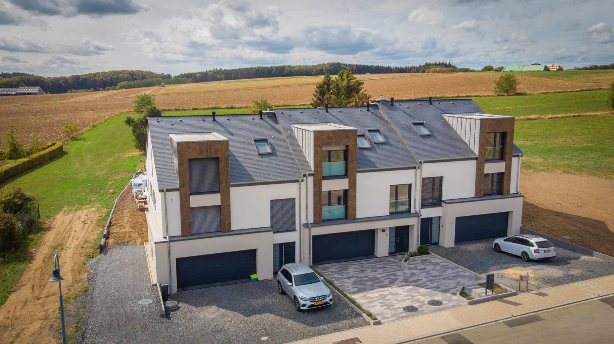 Rangée de maisons mitoyennes modernes