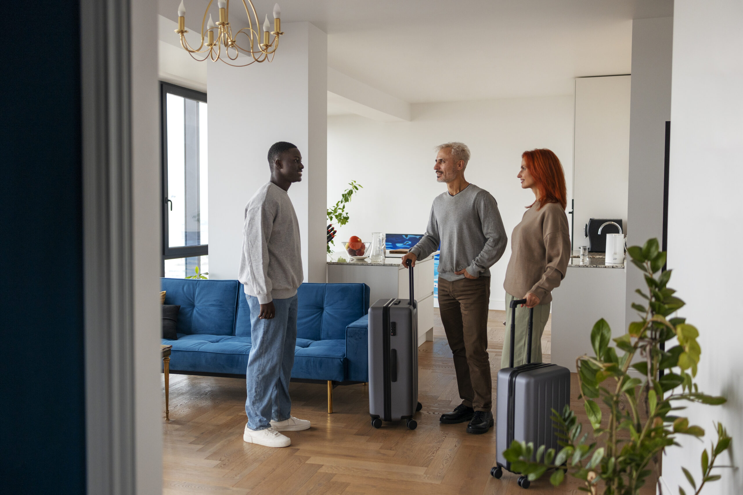 Couple visitant un appartement en location avec un agent immobilier.